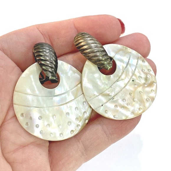 Vintage carved shell pierced earrings doorknocker style silvertone beachy Boho - Picture 3 of 3